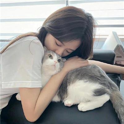 落在她身边